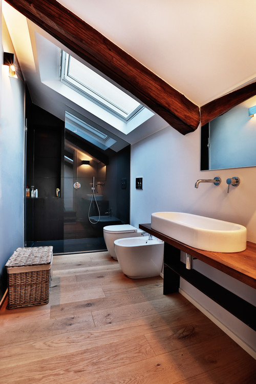 Bagno contemporaneo con parquet massello