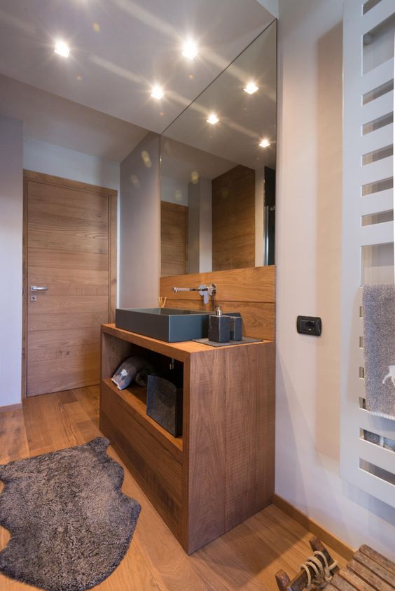 Bagno contemporaneo con parquet