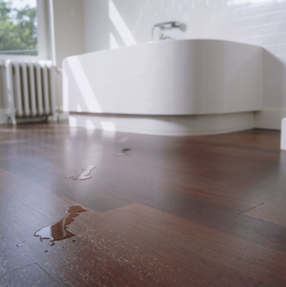 Parquet con ristagno d'acqua