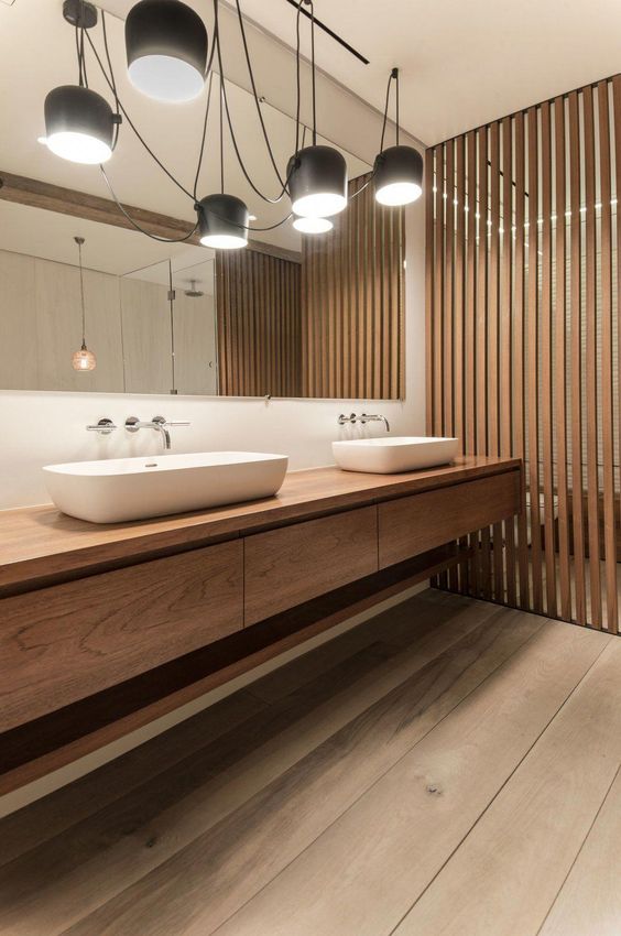 Bagno con pavimento in legno chiaro