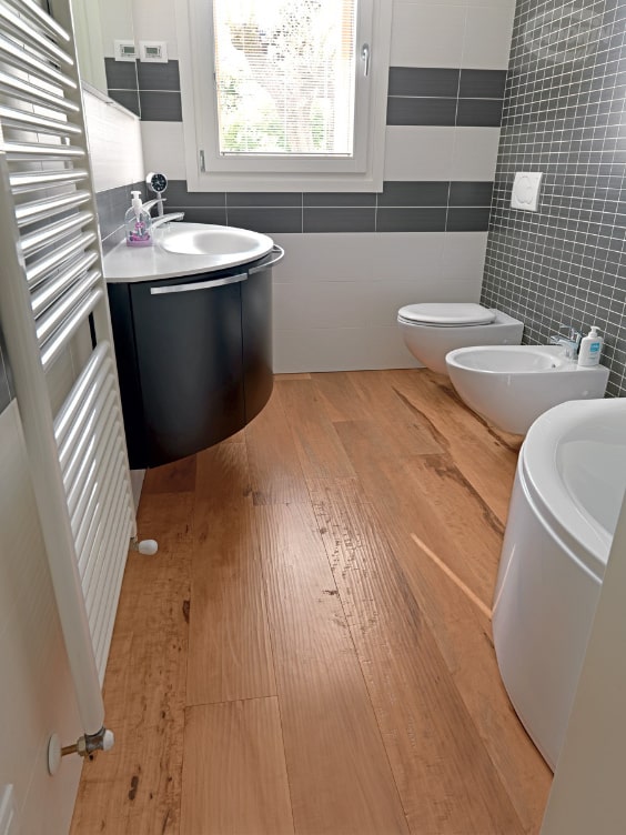 Bagno con parquet massello