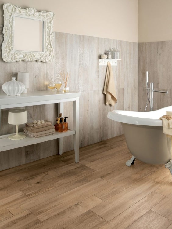 Bagno con parquet prefinito