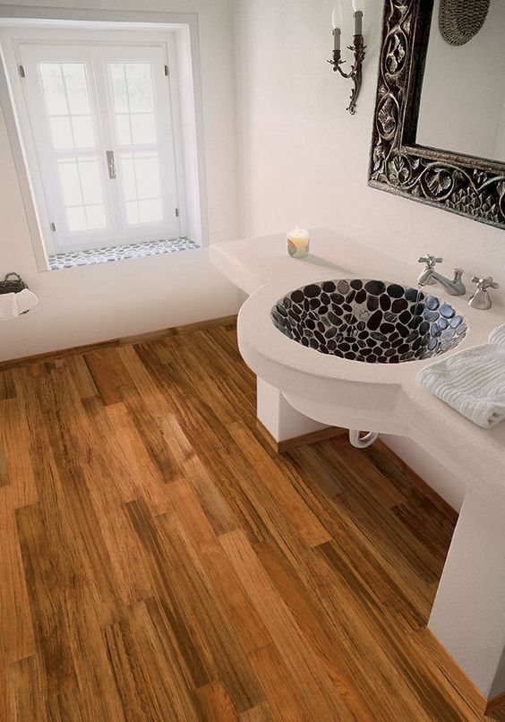 Bagno con parquet teak