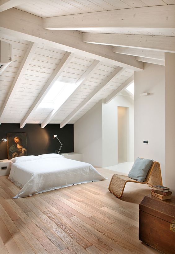 Camera da letto con pavimento in legno