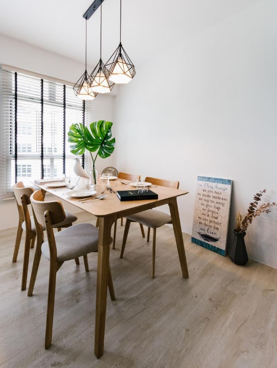 sala da pranzo con pavimento in legno