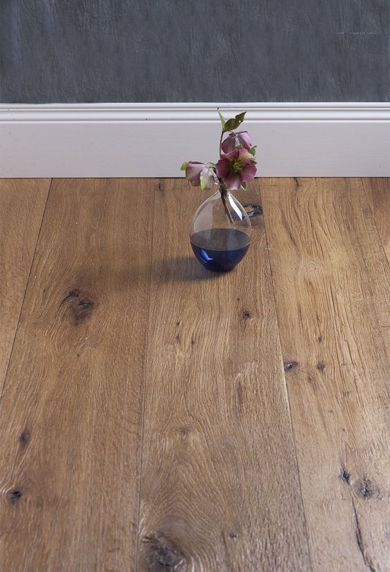 pavimento in legno scuro