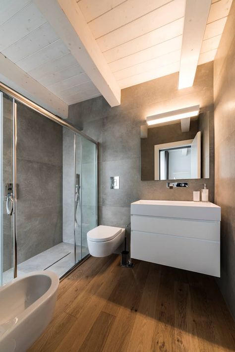 Bagno con pavimento in legno