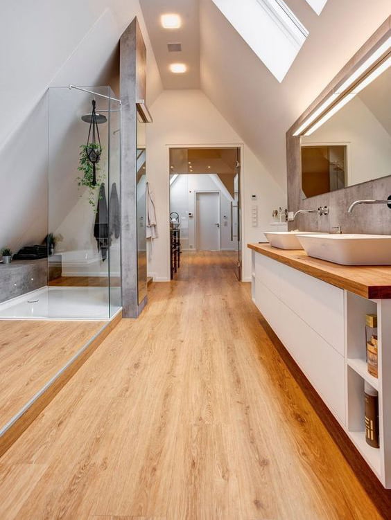 Stanza da bagno con parquet