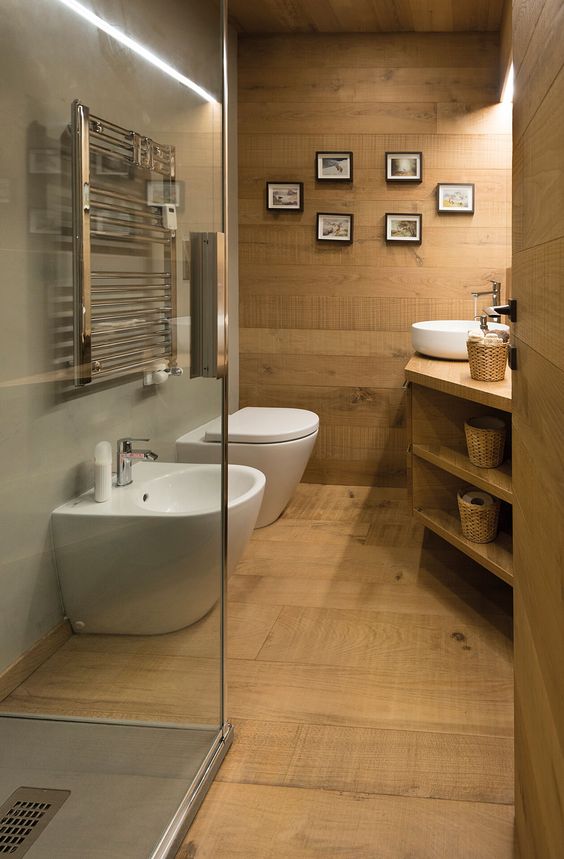 Bagno con pavimento in legno verniciato