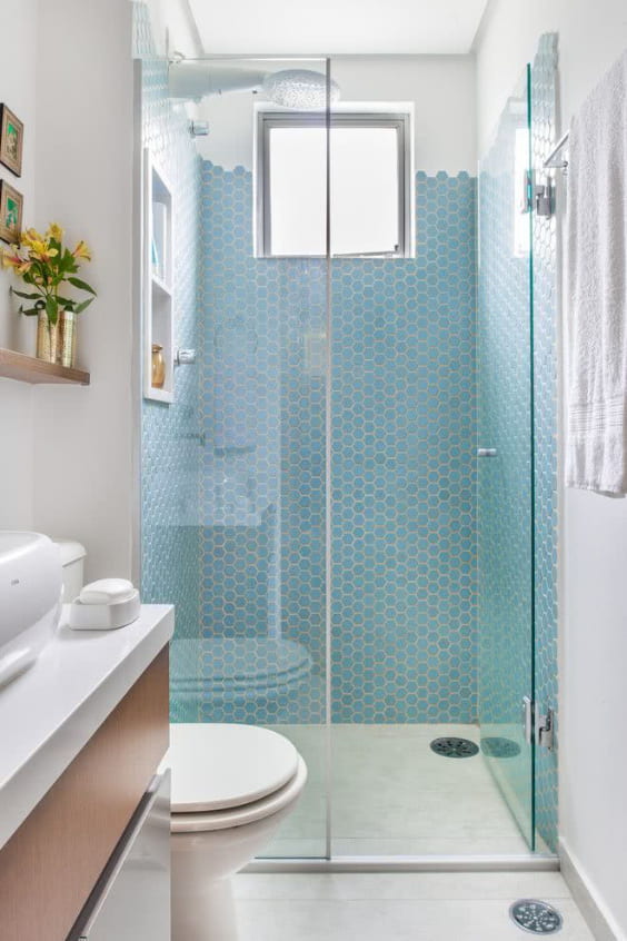 Bagno orizzontale con mosaico in doccia