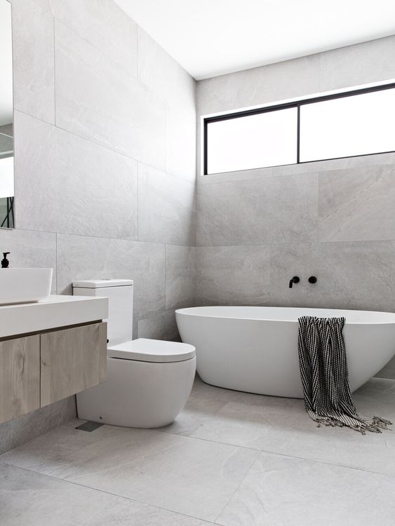 bagno moderno con vasca freestanding