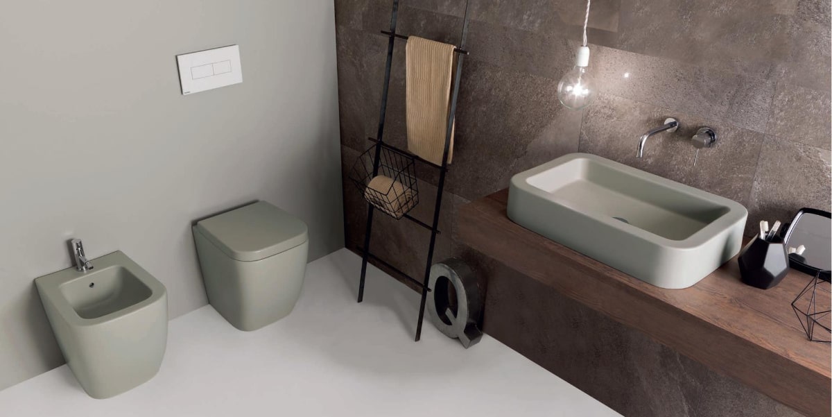 bagno con lavabo e sanitari