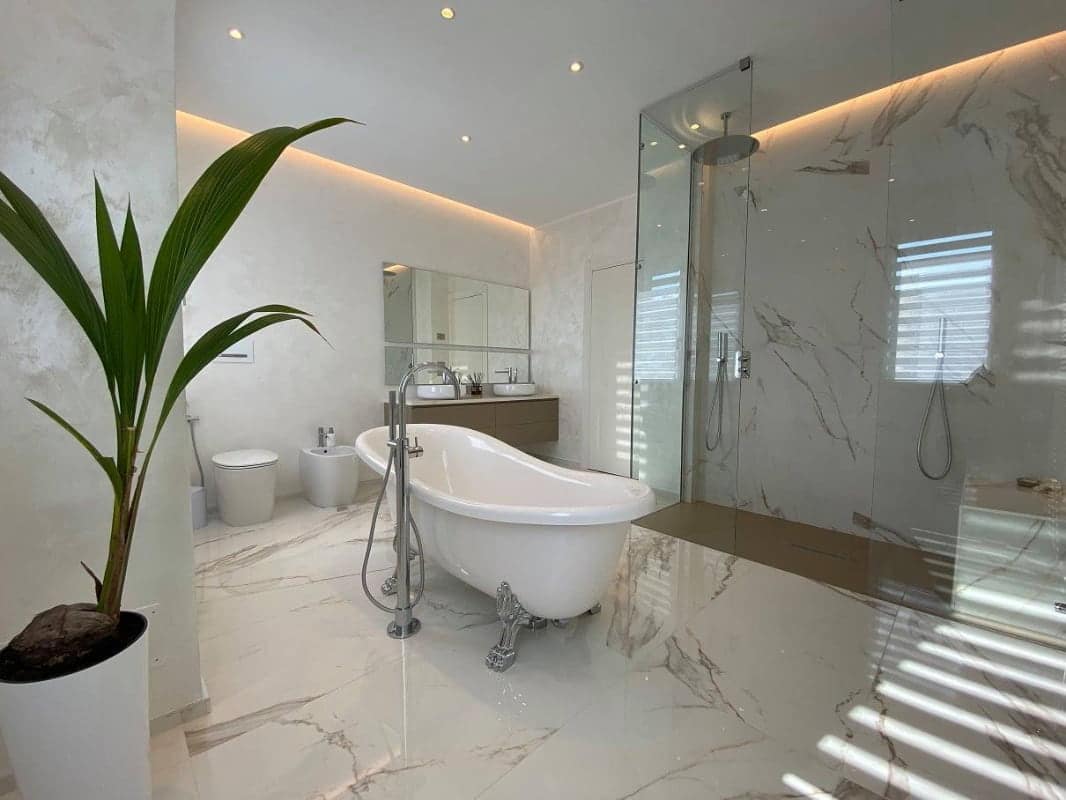 bagno moderno con vasca freestanding