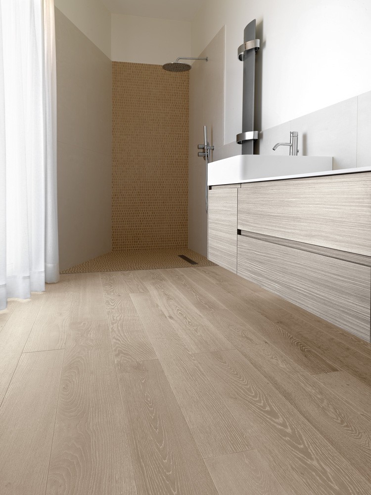 bagno moderno con parquet