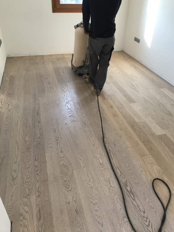 levigatura di un parquet rovinato