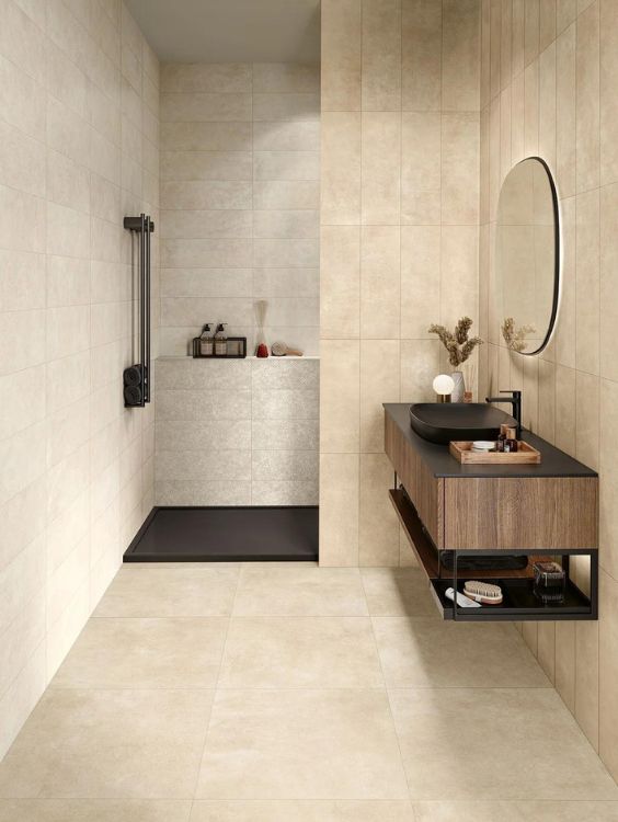 bagno con pavimento e rivestimenti gres