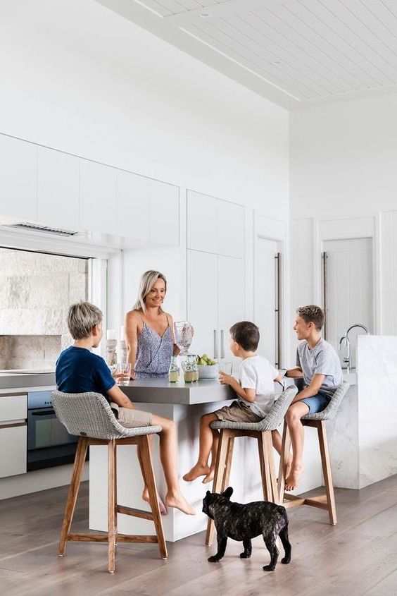 mamma e figli in cucina