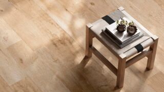 Pavimenti in grès effetto legno: guida completa (pro, contro e prezzi)